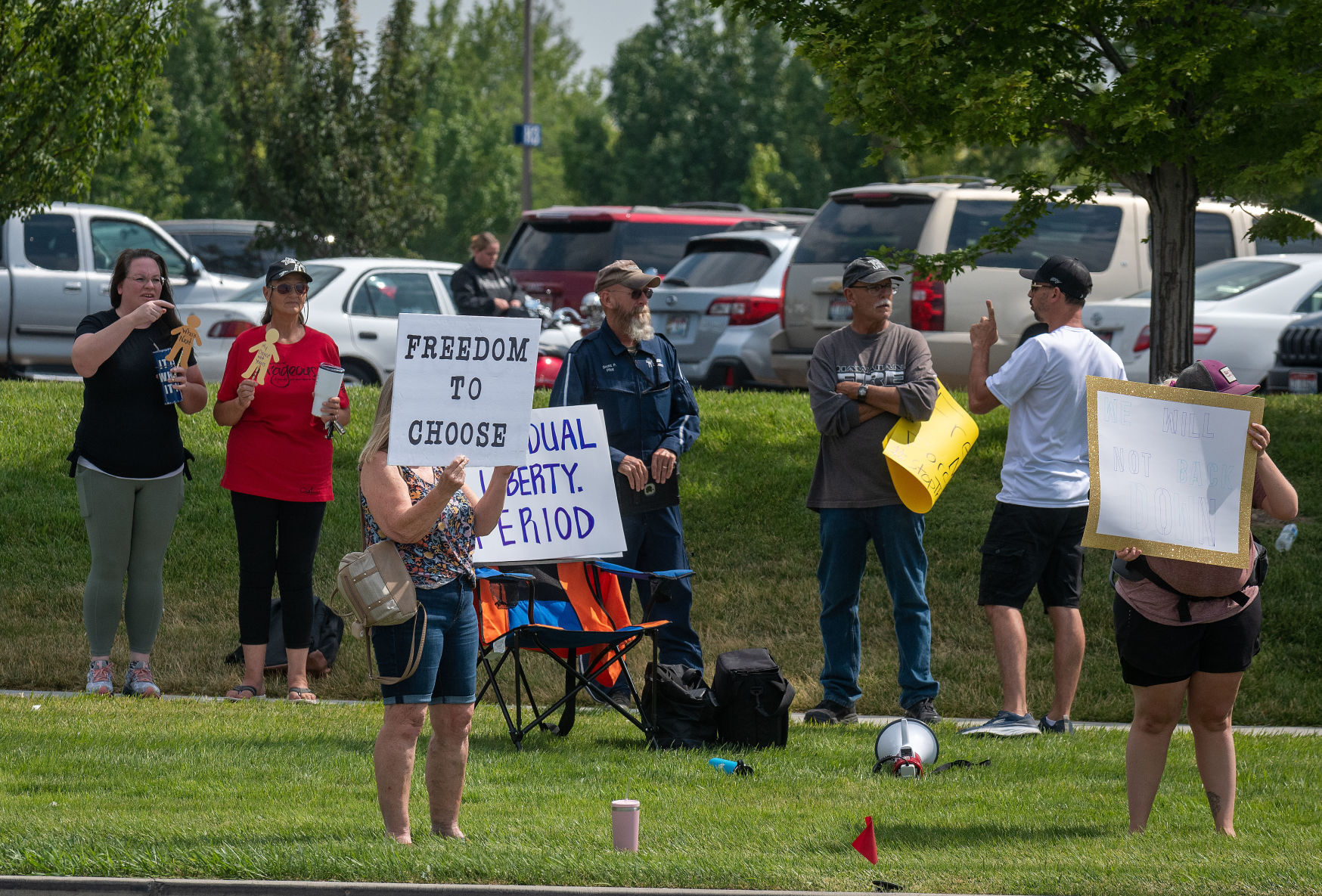 Hundreds show up to rally against vaccine mandates